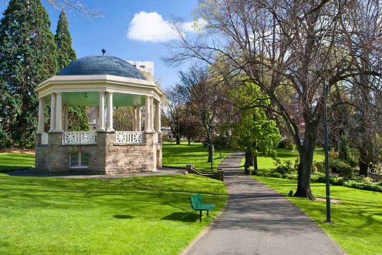 Discover Hobart with official hop-on hop-off bus tours – Flexible routes, iconic monuments, and panoramic city views 2026